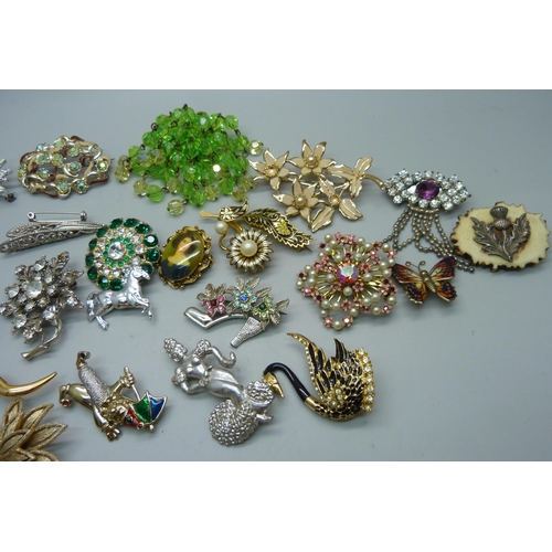 926 - Thirty costume brooches