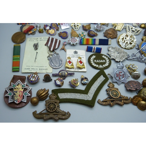 940 - A collection of military badges, uniform badges, other badges, etc.