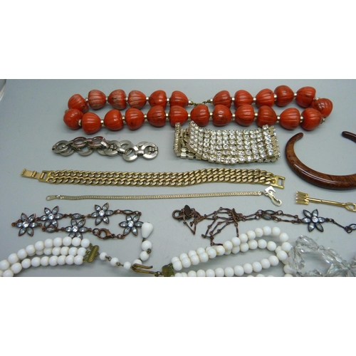 952 - Diamante jewellery including a buckle detail bracelet and other costume jewellery