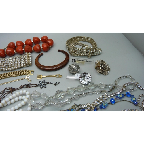 952 - Diamante jewellery including a buckle detail bracelet and other costume jewellery