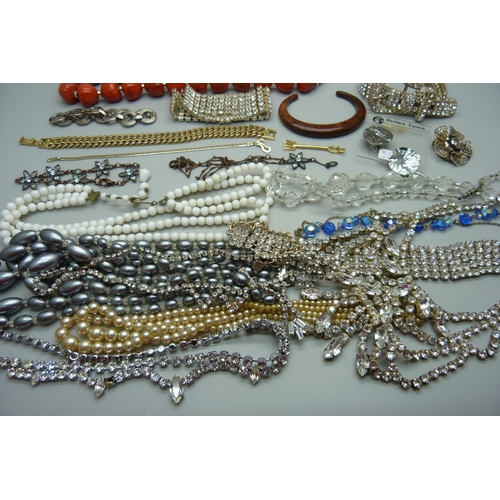 952 - Diamante jewellery including a buckle detail bracelet and other costume jewellery