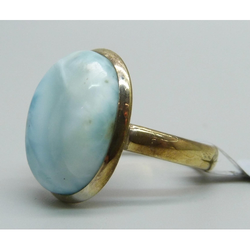 962 - A silver gilt Larimar cabochon ring, R