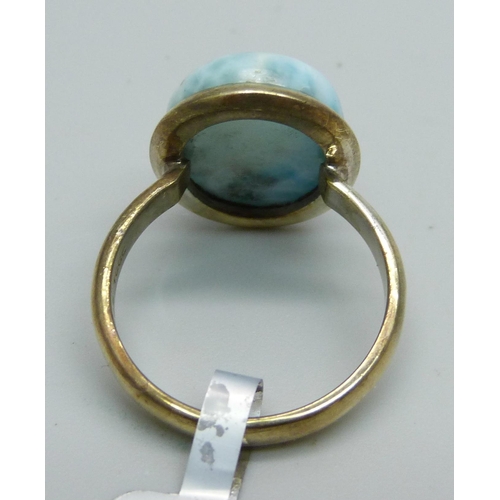 962 - A silver gilt Larimar cabochon ring, R