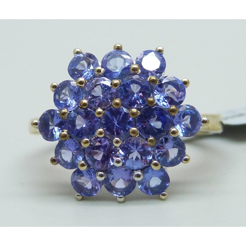 967 - A silver gilt tanzanite cluster ring, U