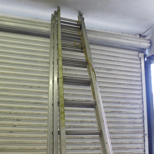 2148 - A 13 rung triple aluminium extension ladder