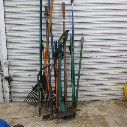 2155 - A quantity of gardening tools including a Hyundai HYM3200E electric lawn mower, an electric grass st... 