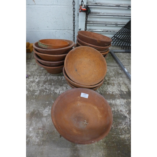 2159 - 15 small terracotta planters