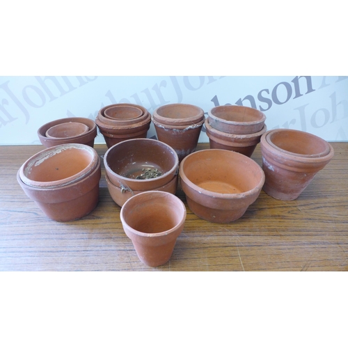 2172 - A box of approx. 25 assorted terracotta plant pots