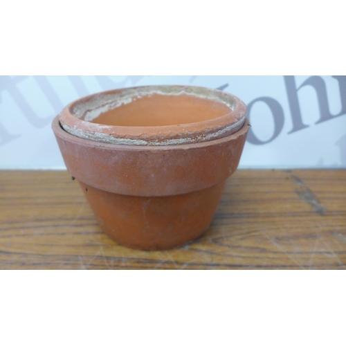 2172 - A box of approx. 25 assorted terracotta plant pots