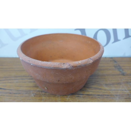 2172 - A box of approx. 25 assorted terracotta plant pots