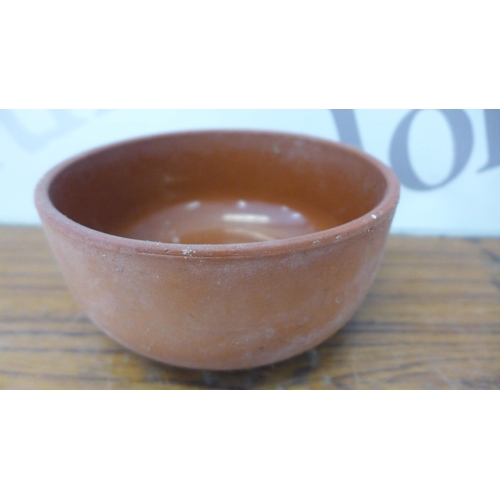 2172 - A box of approx. 25 assorted terracotta plant pots