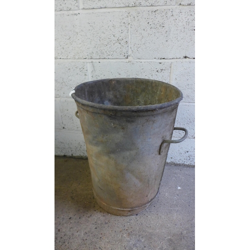 2184 - A galvanized metal dust bin, tin bath and a gardeners sieve