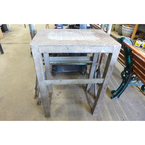 2190A - A small steel tool table (40x58cm)