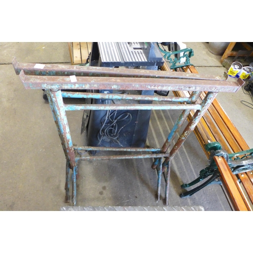 2191 - 2 steel trestle stands