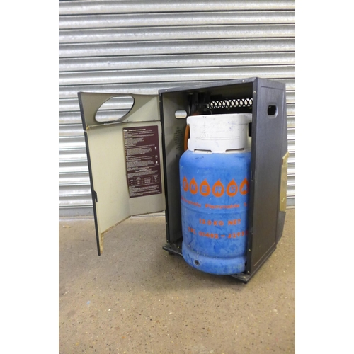 2221 - A Valor Calor Gas flame gas heater with bottle