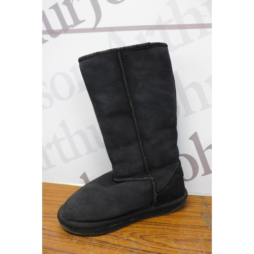 2236 - A pair of UK size 4 EMU Australia stinger Hi Black Ladies boots, a pair of UK size 5 EMU Australia H... 