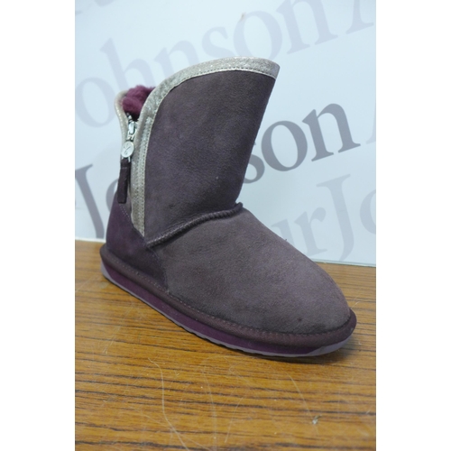 2237 - A pair of Uk size 5 EMU Australia saltbush LO purple/Mauve ladies boots and a pair of UK size 5 EMU ... 