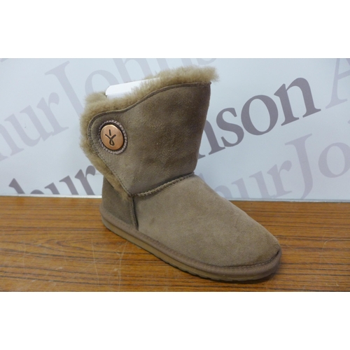 2238 - A pair of UK size 5 EMU Australia Hakea Lo mushroom coloured ladies boots and a pair of UK size 5 EM... 