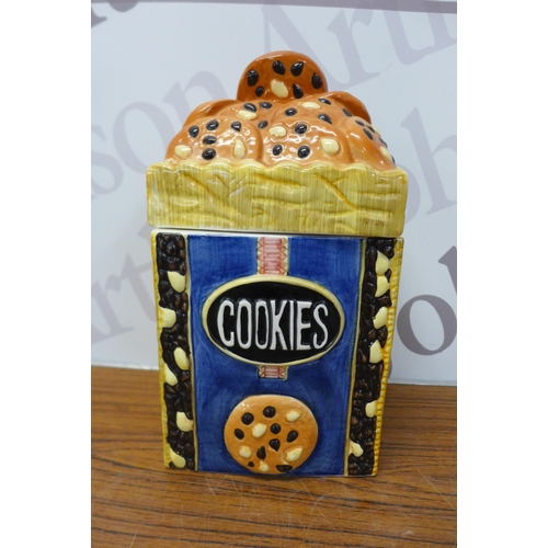 2255 - A box of 7 assorted cookie jars