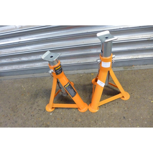 2262 - A Pair of Halfords 3 ton axle stands and a pair of metal van ramps