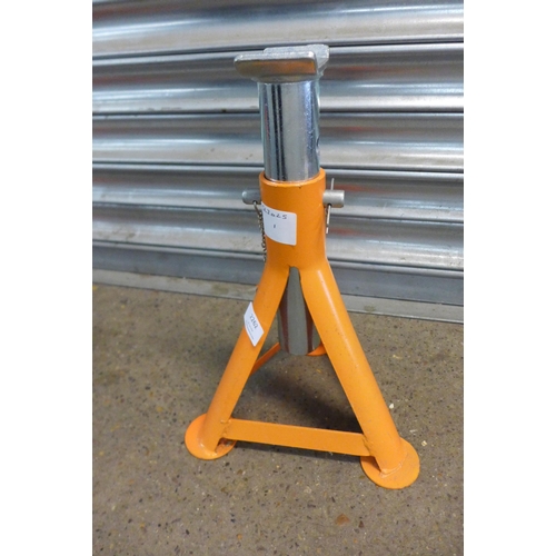 2262 - A Pair of Halfords 3 ton axle stands and a pair of metal van ramps