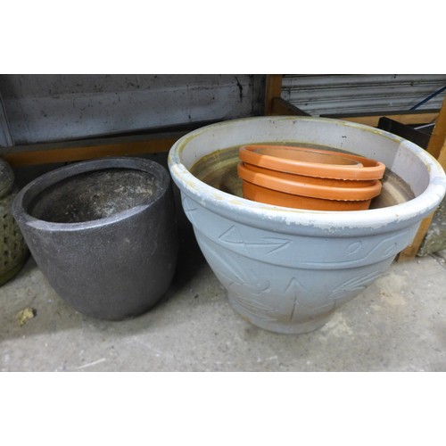 2157A - A large glazed round plant pot and five assorted round plastic plant pots