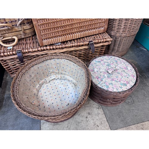 335 - Assorted wicker baskets, etc.