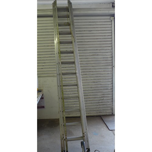 2148 - A 13 rung triple aluminium extension ladder