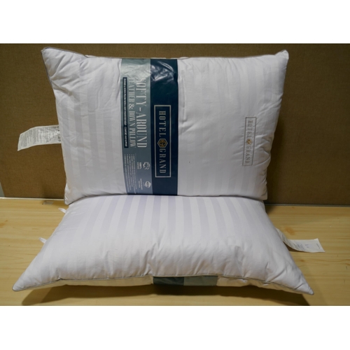 3352 - 2x Hotel Grand Pillows (325-258) This lot is subject to vat