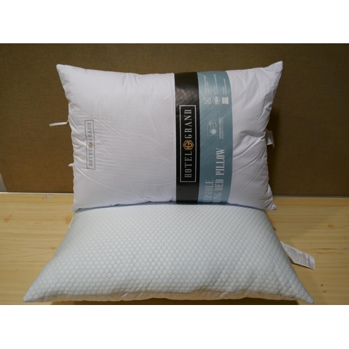 3353 - Hotel Grand Summer/Winterd Pillow (325-259) This lot is subject to vat