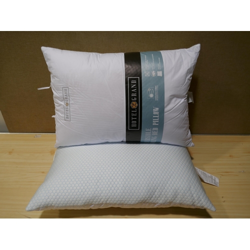 3353 - Hotel Grand Summer/Winterd Pillow (325-259) This lot is subject to vat