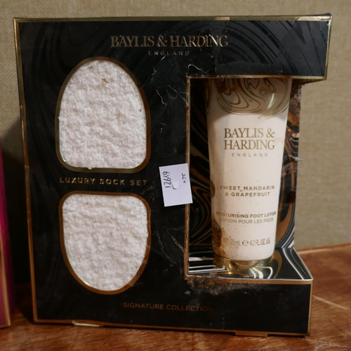 3071 - 3 Bayliss & Harding Mini gift sets (324-802) * This lot is subject to vat