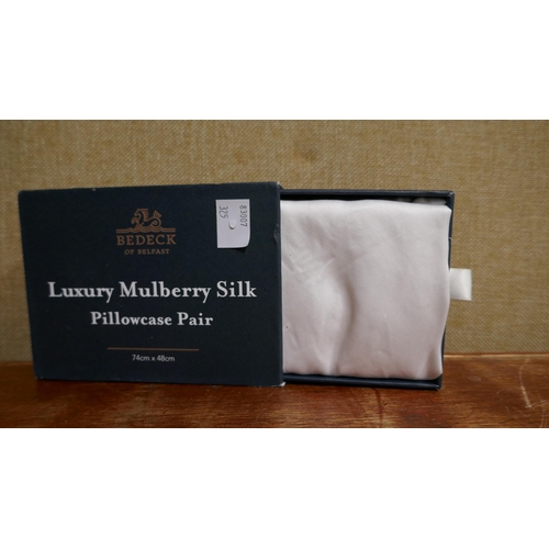 3105 - 2 x Bedeck Mulberry Silk Pillowcases,   (325-19,264) This lot is subject to vat