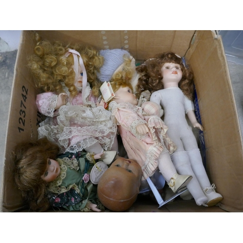 1135 - A box of modern dolls **PLEASE NOTE THIS LOT IS NOT ELIGIBLE FOR IN-HOUSE POSTING AND PACKING**