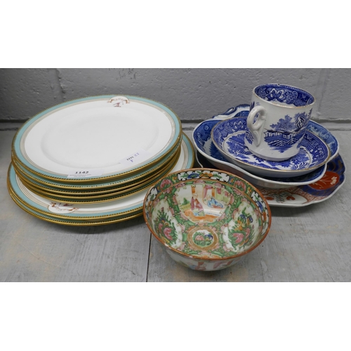 1142 - A set of dinner plates with 'Vi Et Arte' emblem, blue and white china, an Imari dish and a famille r... 