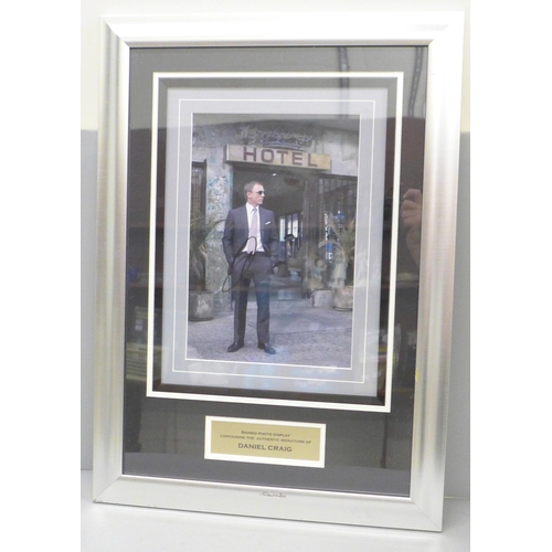 601 - Daniel Craig, signed photograph display, with authenticity (James Bond)