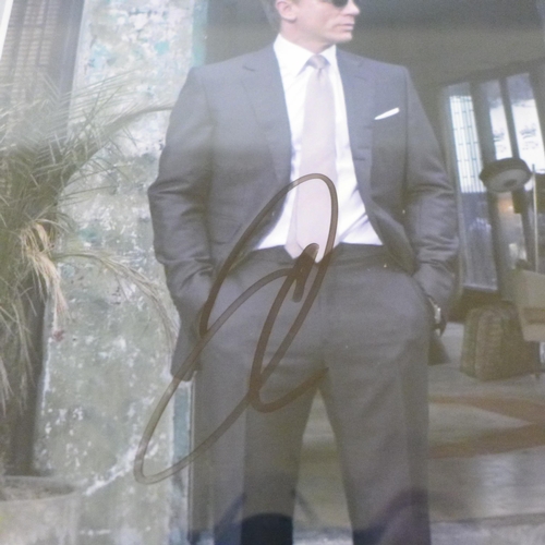 601 - Daniel Craig, signed photograph display, with authenticity (James Bond)