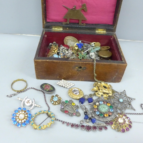 617 - A jewellery case of vintage costume jewellery