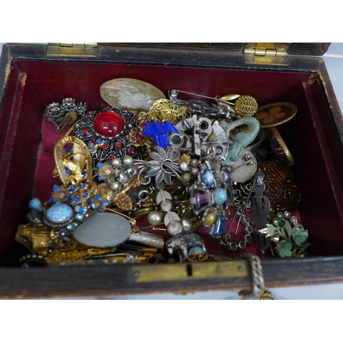 617 - A jewellery case of vintage costume jewellery