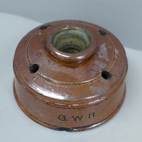 630 - Railwayana, a stoneware G.W.R. inkwell/pen stand, small chip on the base rim