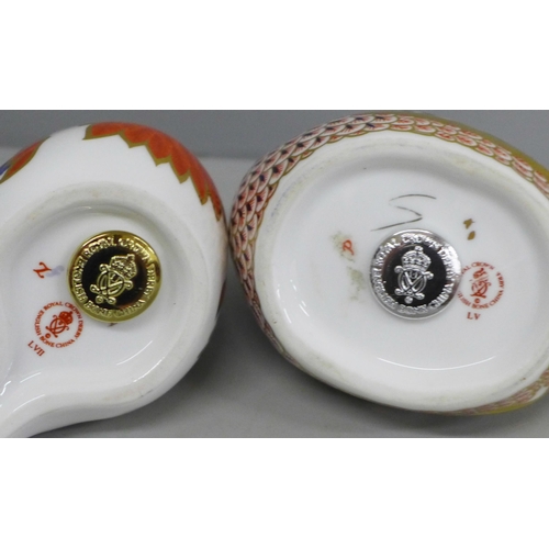 633 - Two Royal Crown Derby bird paperweights, Robin and Hen