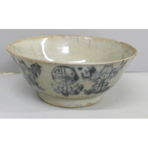 644 - A Chinese bowl, diameter 14cm, a/f