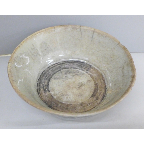 644 - A Chinese bowl, diameter 14cm, a/f