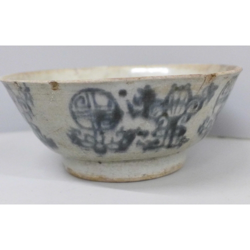 644 - A Chinese bowl, diameter 14cm, a/f