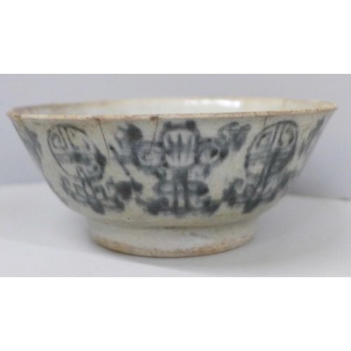 644 - A Chinese bowl, diameter 14cm, a/f