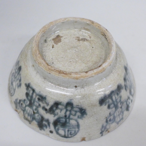 644 - A Chinese bowl, diameter 14cm, a/f