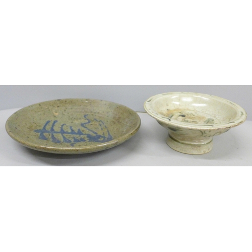 645 - A Chinese dish and bowl, dish 16cm