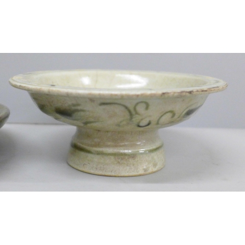 645 - A Chinese dish and bowl, dish 16cm