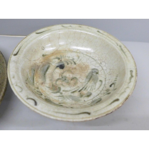 645 - A Chinese dish and bowl, dish 16cm