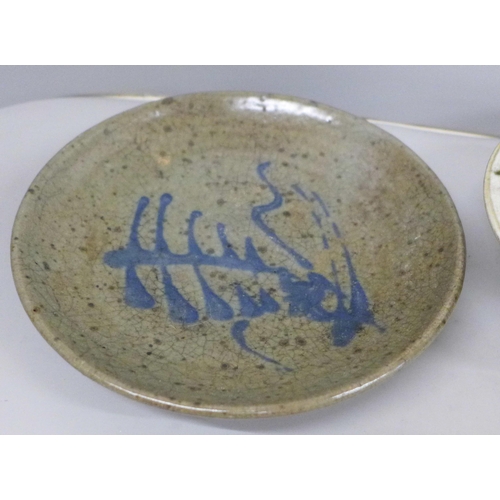 645 - A Chinese dish and bowl, dish 16cm